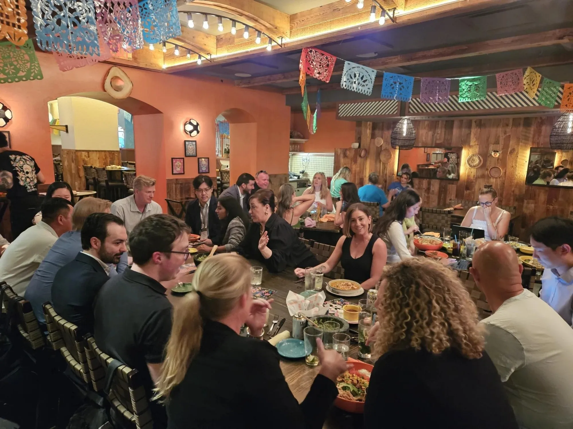 Guests from tech, banking, credit unions, venture capital and policy around a long table at Delfi’s Finovate dinner in New York.